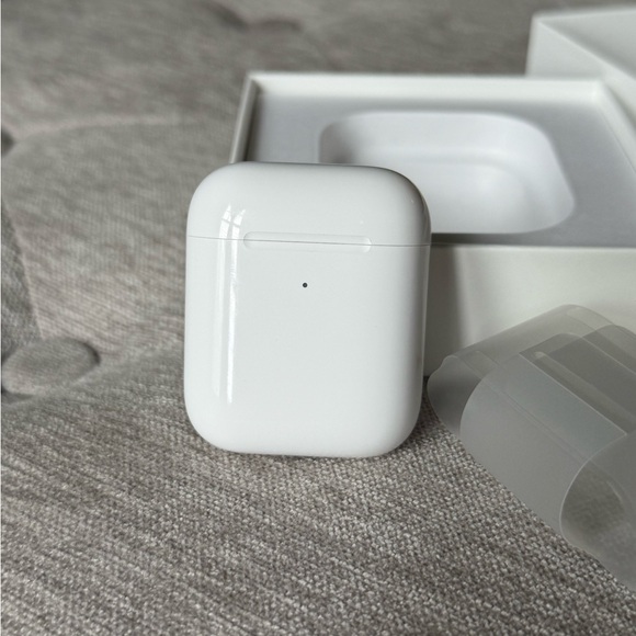 Apple Wireless Charging Case for AirPods- White - Picture 6 of 9